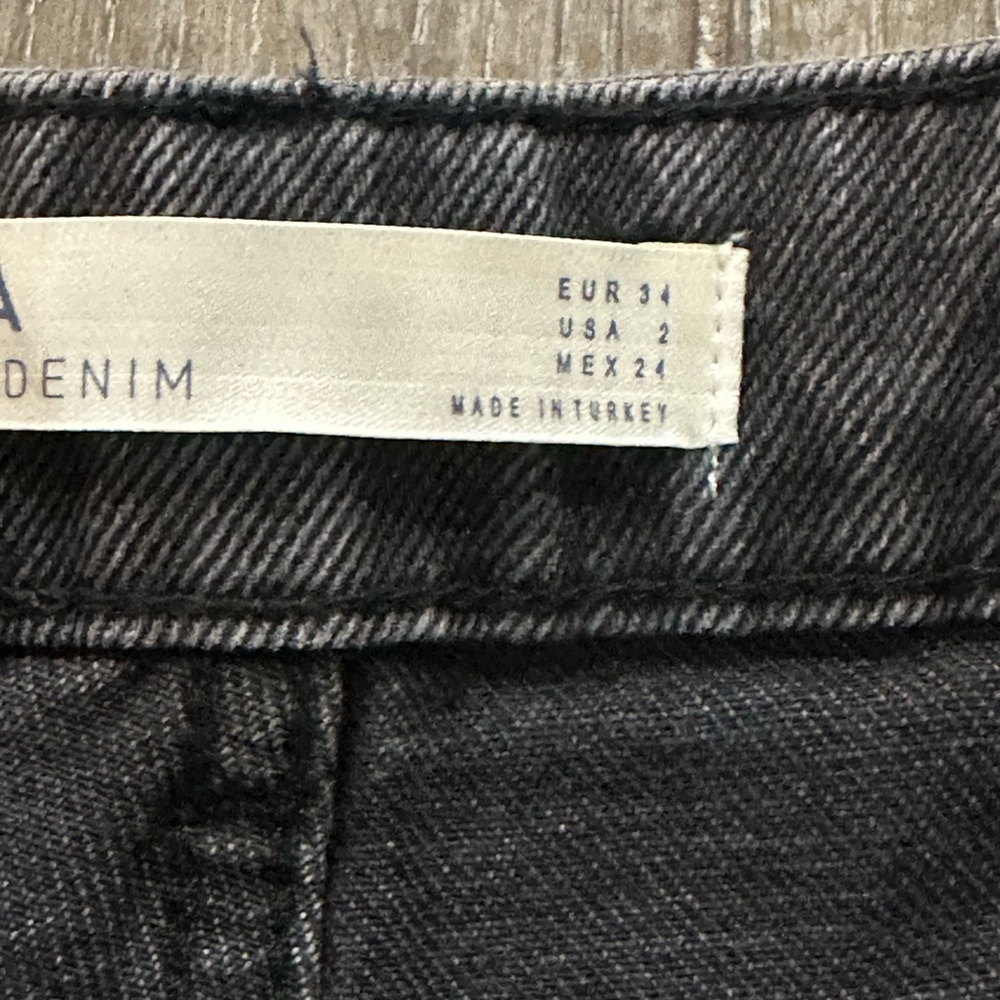 ADORABLE Zara Distressed Shorts - Picture 4 of 10
